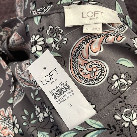 LOFT gray fleur de lis/floral print crepe V neck ruched cuff tunic. NWT. Small - Picture 7 of 7